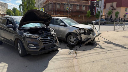 В Сыктывкаре водитель SsangYong спровоцировал столкновение и снёс забор на перекрёстке