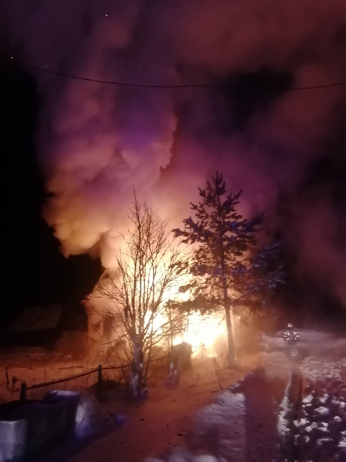 На эжвинских дачах горит дом