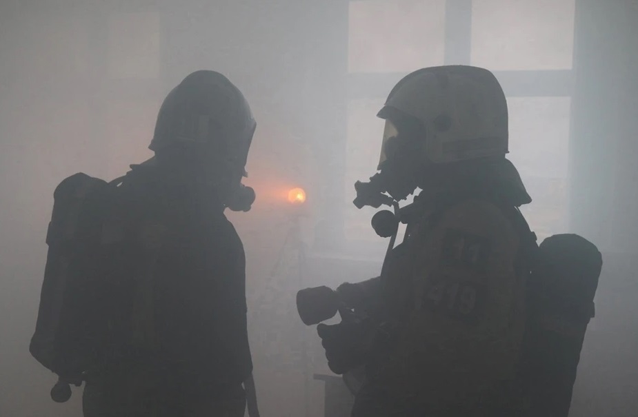 В Сыктывкаре из горящего здания эвакуировали 15 человек