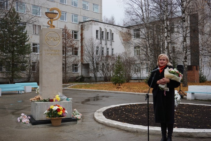 В Сыктывкаре открыли монумент врачам всех поколений