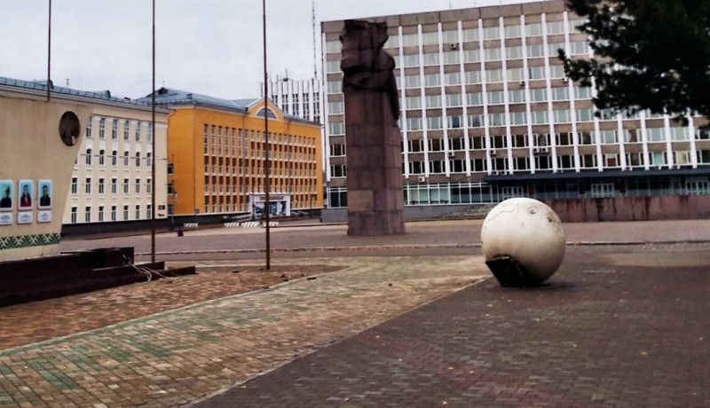 Сыктывкарцев, которые укатили глобус возле главной площади, задержали