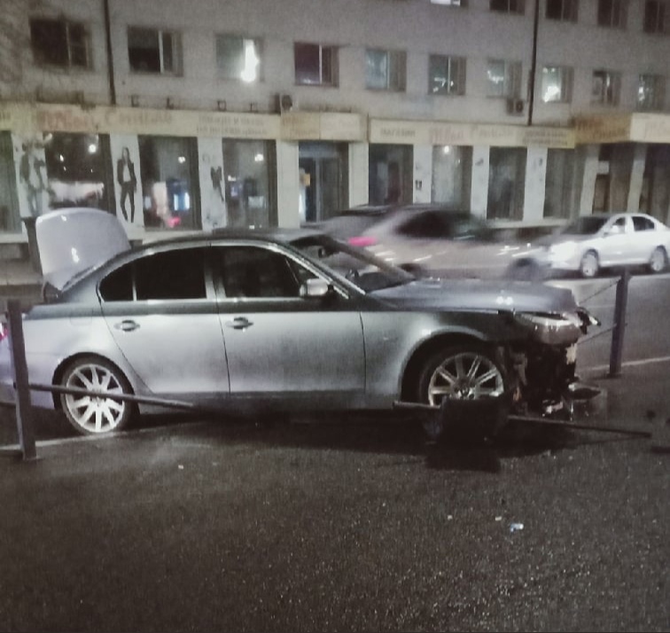 В Сыктывкаре водитель вылетел на тротуар рядом с площадкой "под часами"