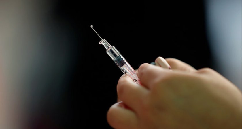 В России начнут вакцинировать подростков уже до конца жизни