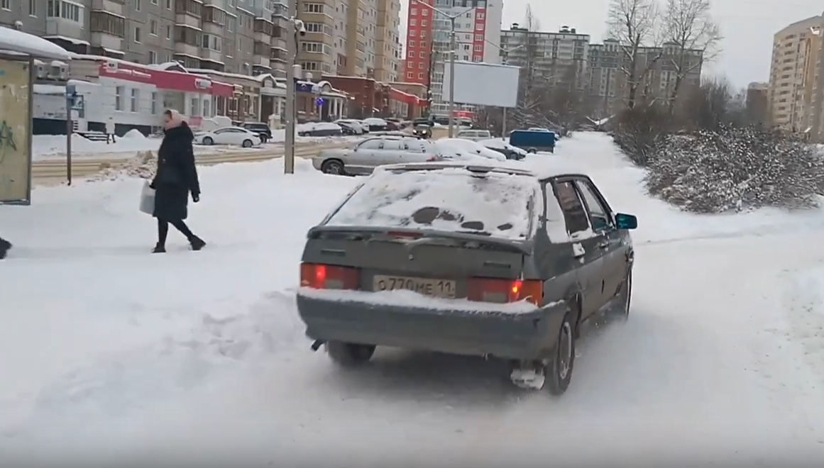 В Сыктывкаре машины ездят по тротуарам: ГИБДД отказывается наказывать водителей