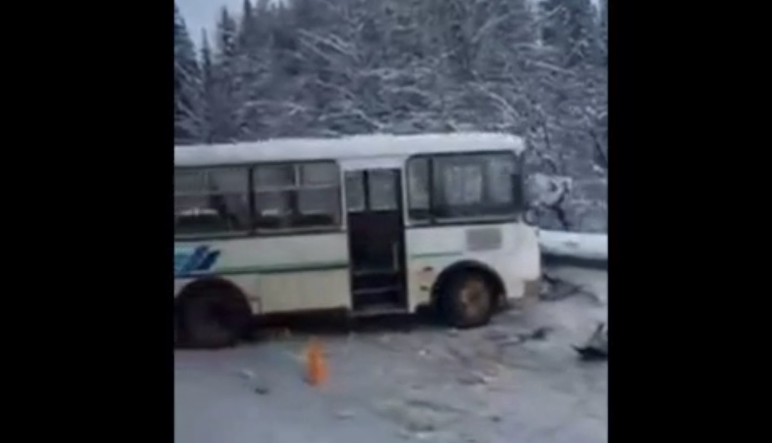 На дороге Сыктывкар-Эжва произошла авария с автобусом