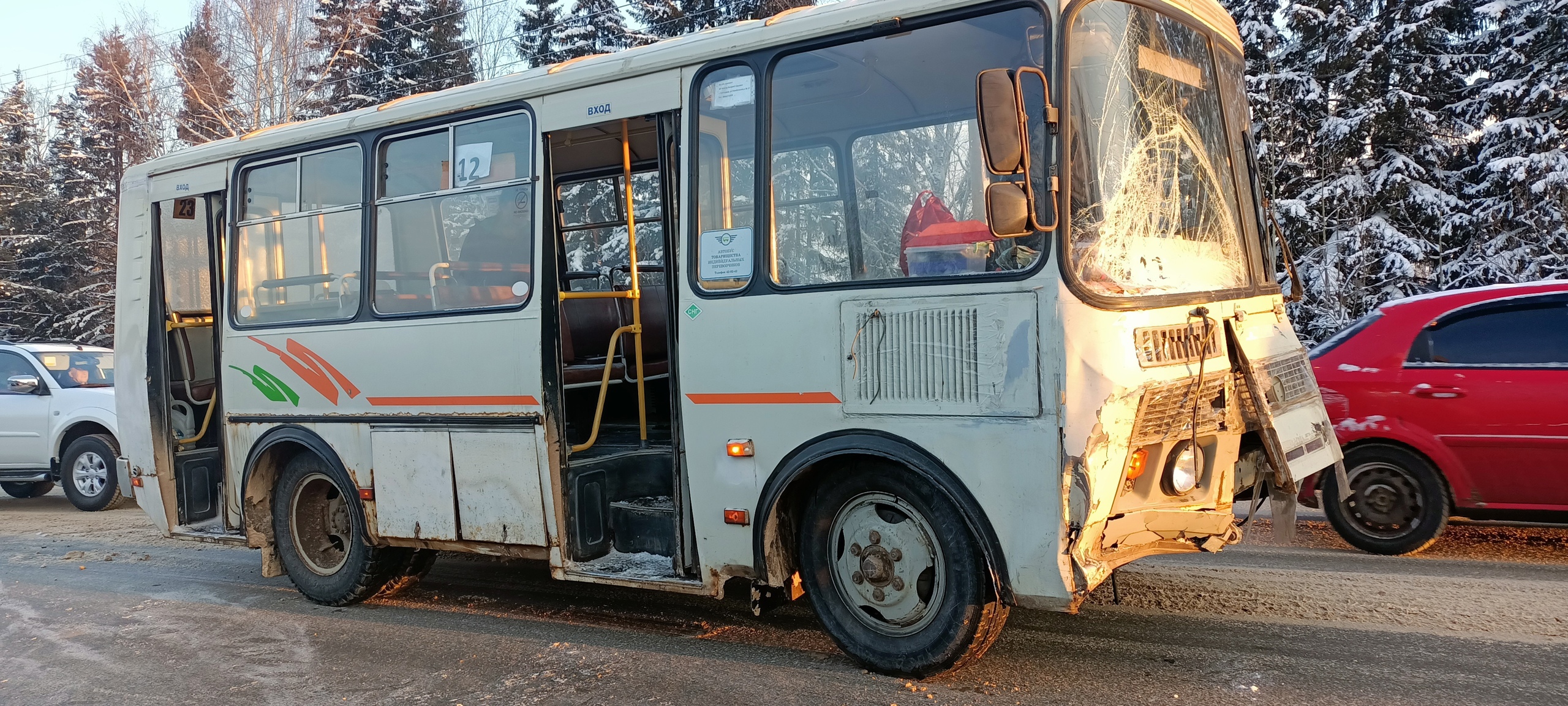 На трассе между Сыктывкаром и Эжвой пассажирский автобус протаранил легковой автомобиль