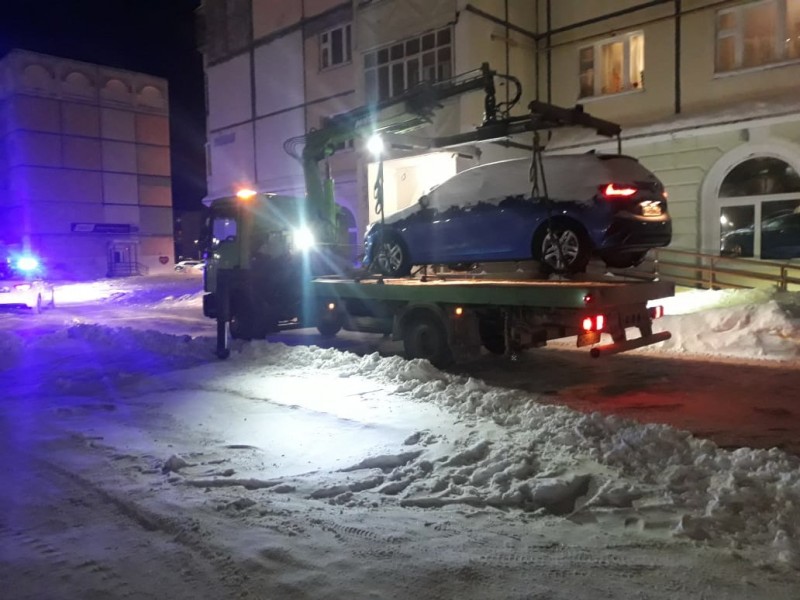 Ночью в Сыктывкаре вместе со снегом убрали 5 машин