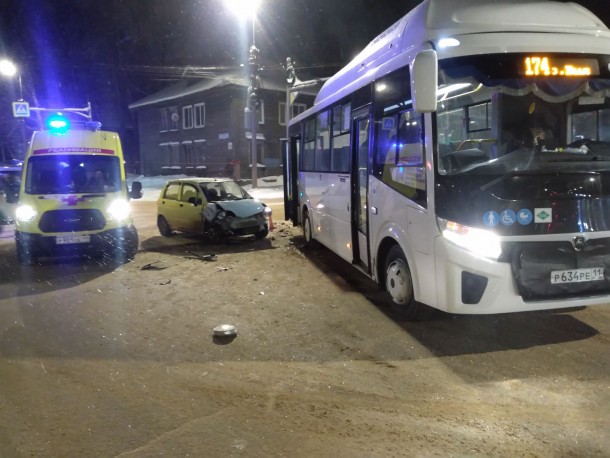 В Сыктывкаре столкнулись рейсовый автобус и Daewoo Matiz