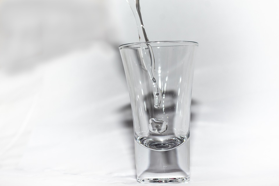 Академик РАН рассказал, что с омикрон-штаммом можно бороться при помощи водки