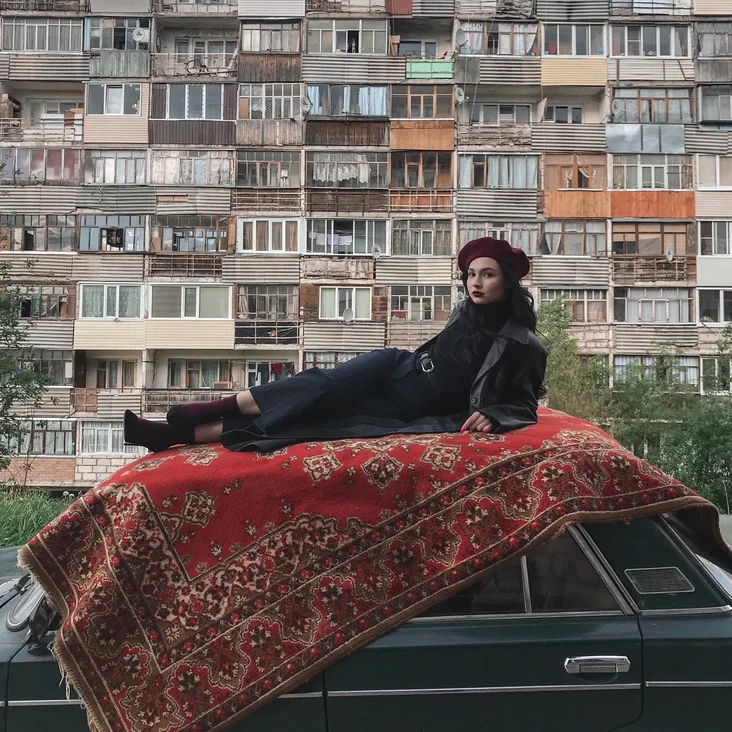 Колготки на головах и обнаженные тела: сыктывкарка делает провокационные снимки горожан