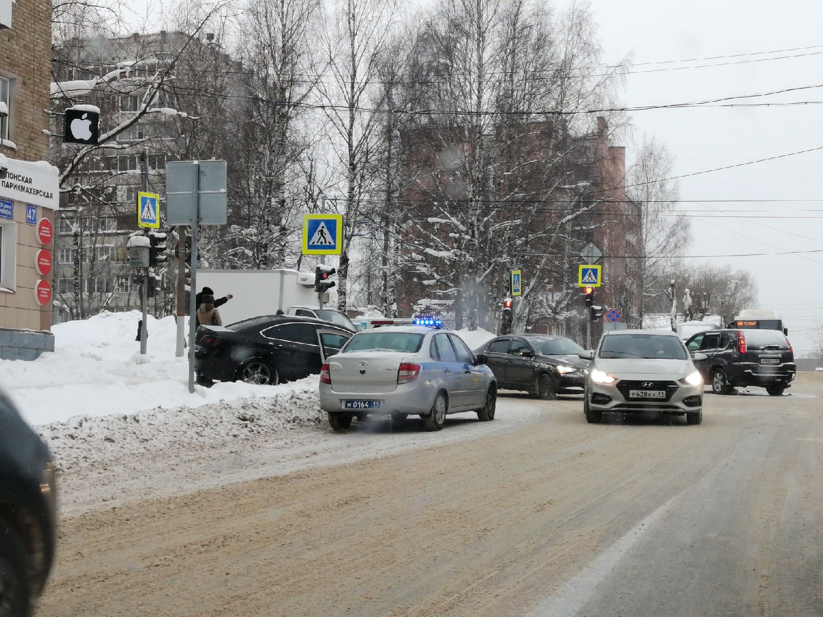 В центре Сыктывкара авто вылетело на тротуар