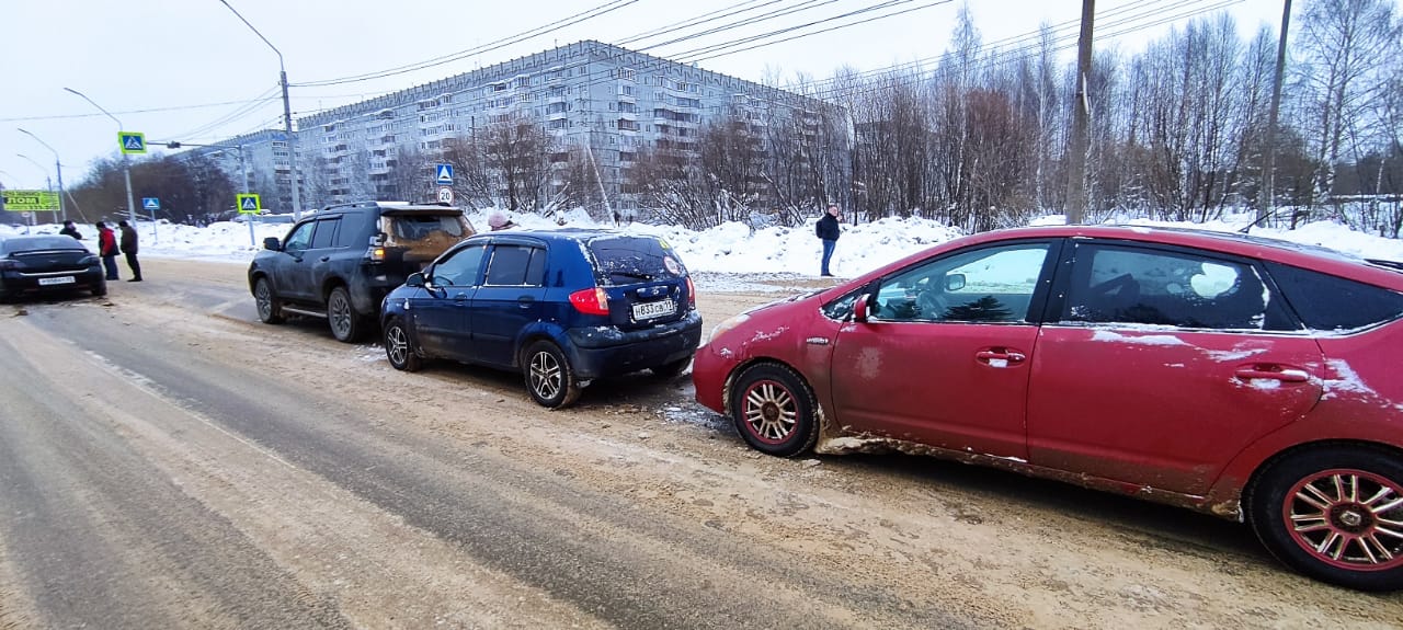 В Сыктывкаре произошло тройное ДТП: пострадала девочка
