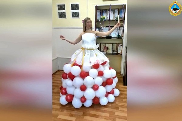 В женской колонии Коми девушка сделала платье из воздушных шаров