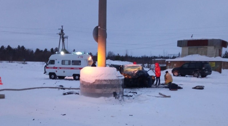 Житель Коми на иномарке врезался в столб и умер от травм в больнице