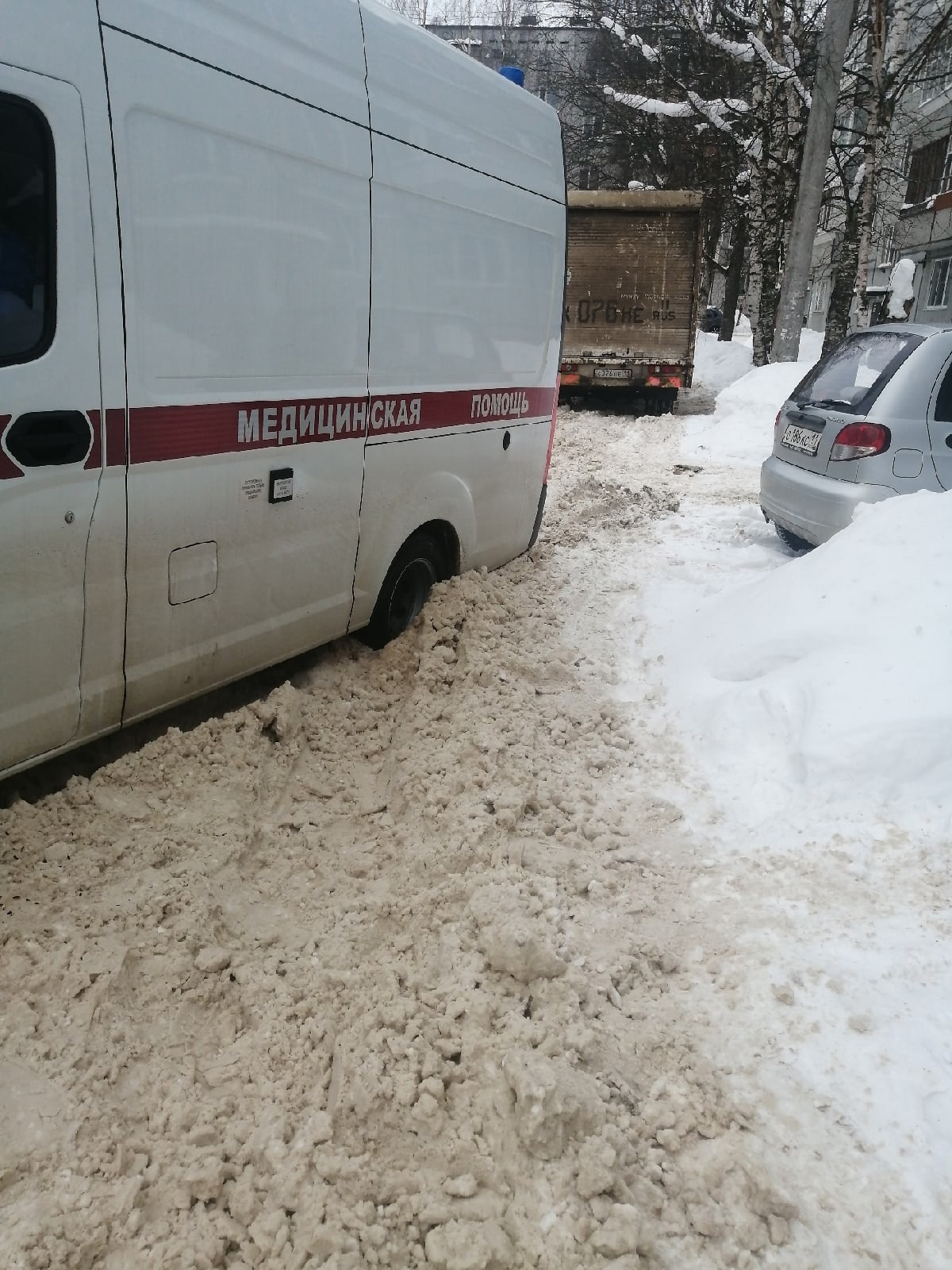 «Ходить по городу невозможно!»: сыктывкарцы массово жалуются на снег во дворах