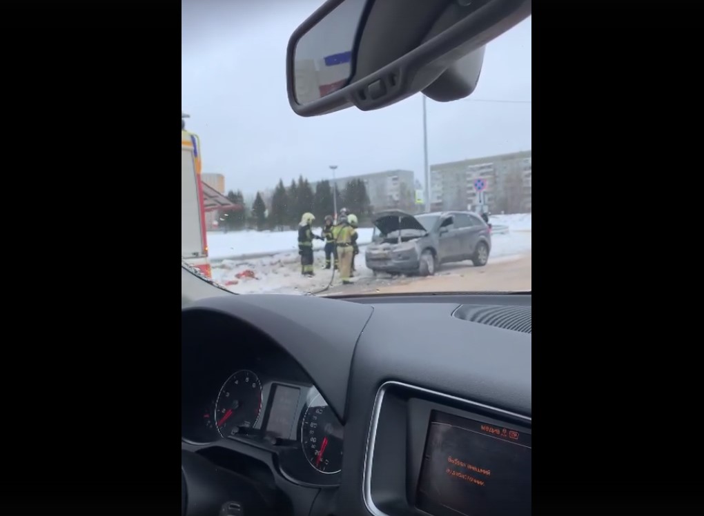 Семь пожарных тушили машину около торгового центра в Сыктывкаре