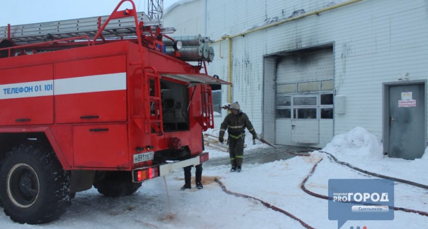 В Коми пожарным удалось спасти из горящего здания 7 человек 
