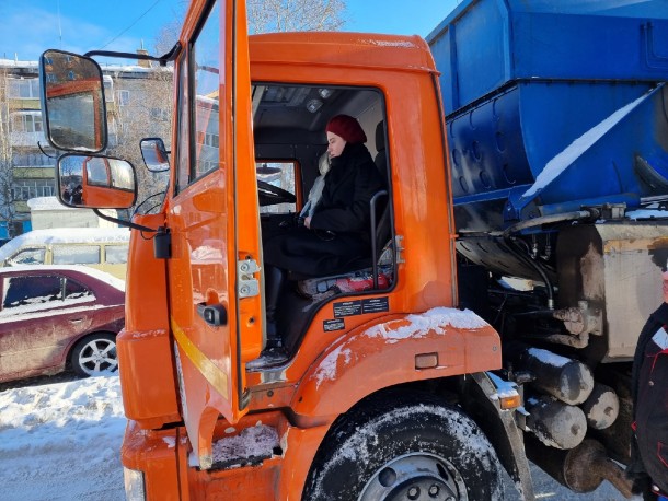 Снежная каша и сотни баков: один день из жизни водителя мусоровоза в Коми