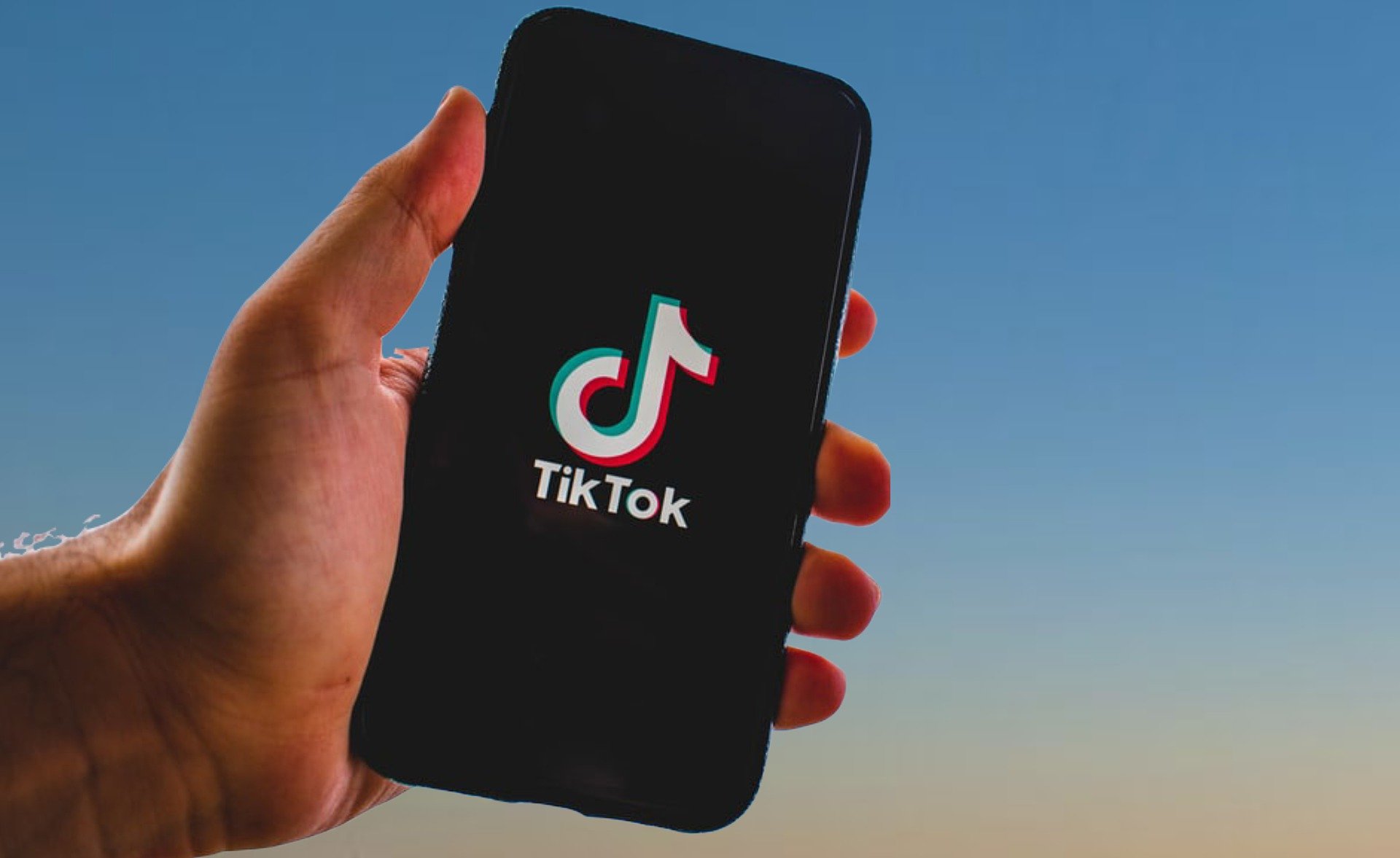 TikTok приостанавливает прямые эфиры и публикацию контента в России из-за закона о фейках