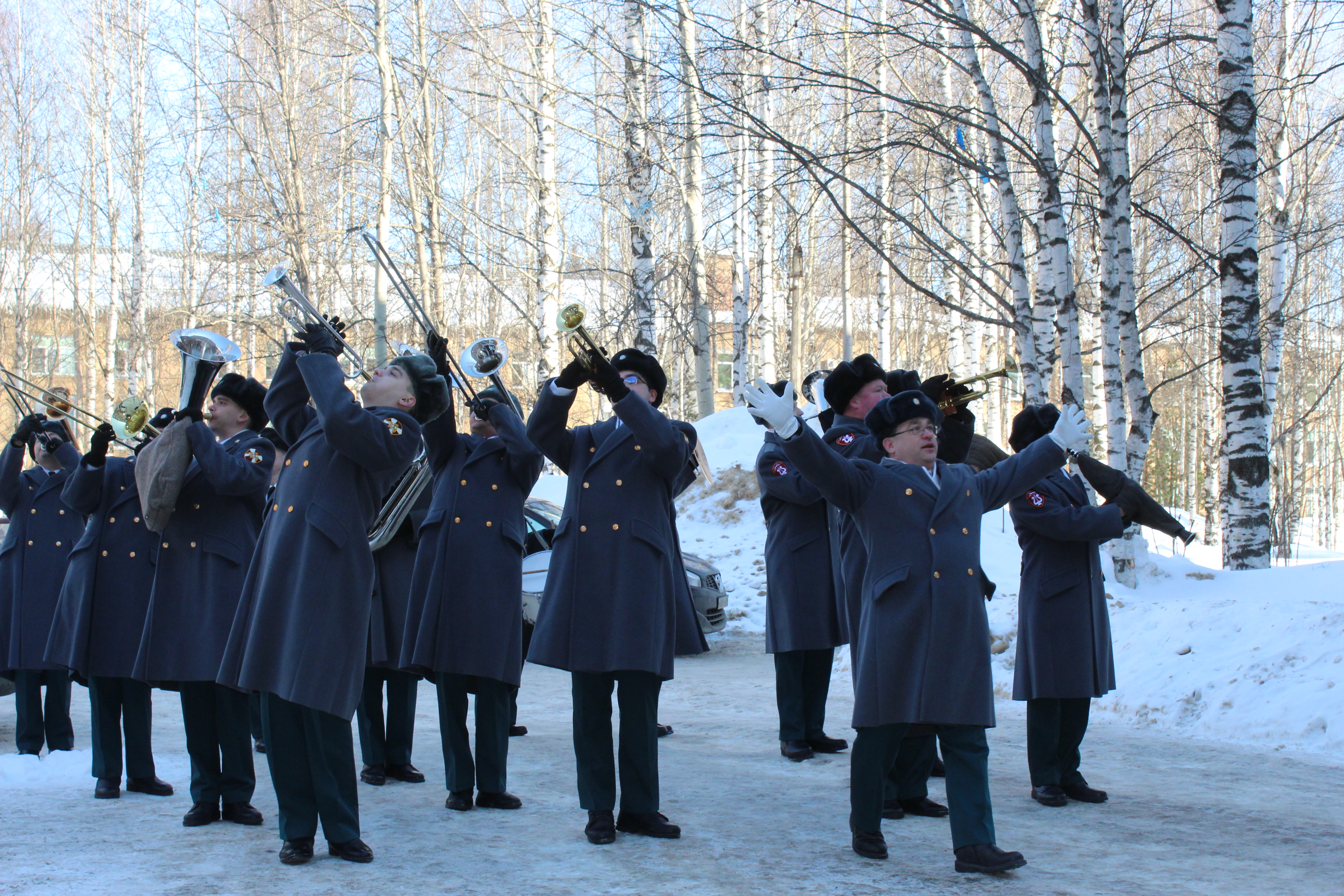 В Сыктывкаре военный оркестр поздравил женщин с весенним праздником