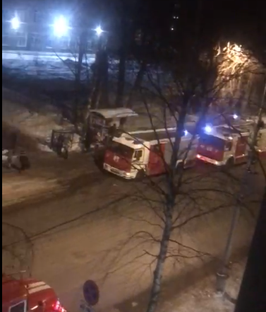 В Сыктывкаре к школе съехались девять пожарных машин