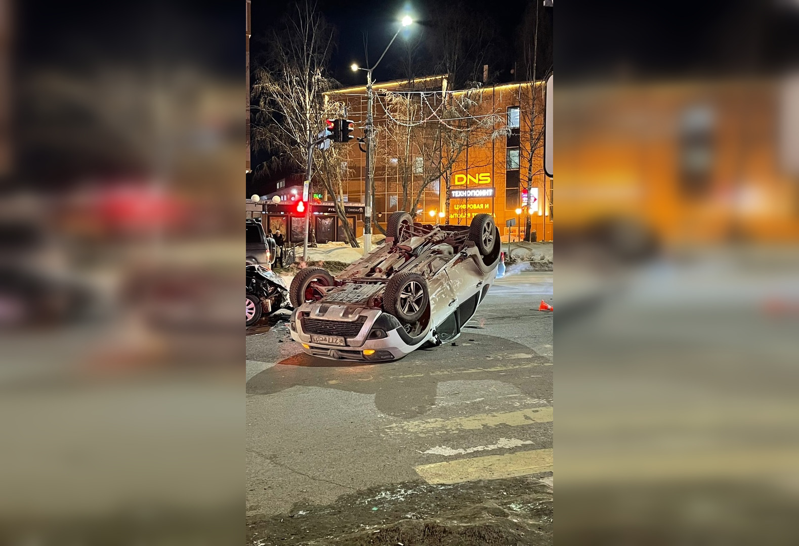 На центральной улице Сыктывкара перевернулся автомобиль