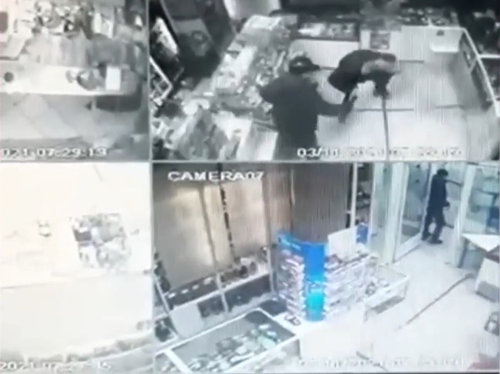 В Воркуте психически больной мужчина избил покупателя молотком в магазине