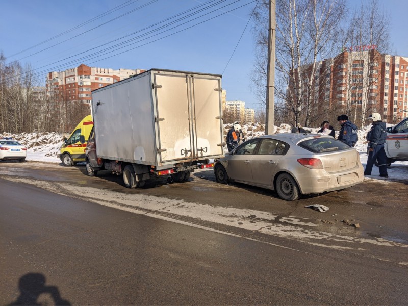 В Сыктывкаре столкнулись фургон и легковушка, пострадал 6-летний ребенок