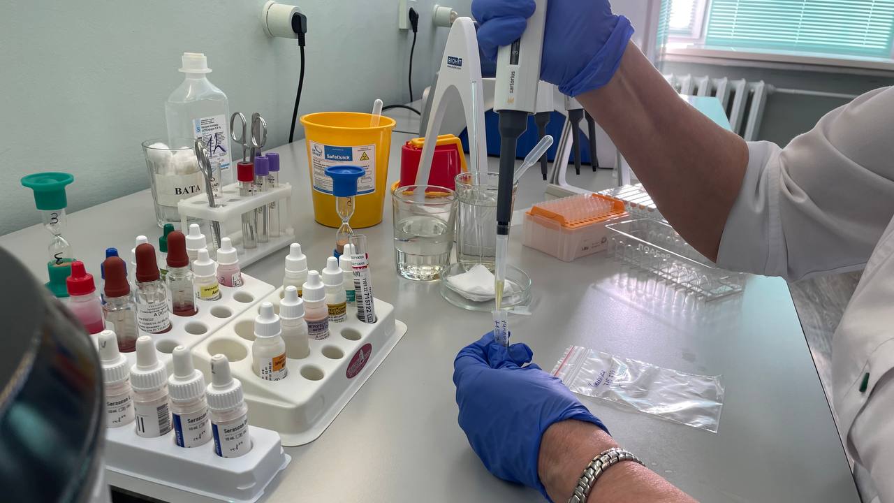 Холодильники с кровью и лаборатории: фоторепортаж из центра переливания