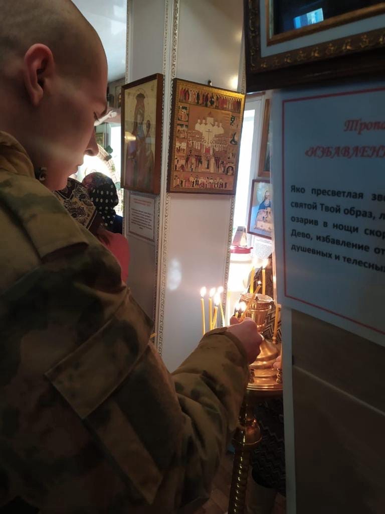 В Сыктывкаре росгвардейцы помолились за здравие военнослужащих