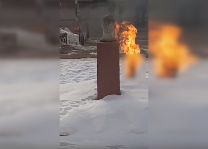 В центре Сыктывкара загорелся мужчина