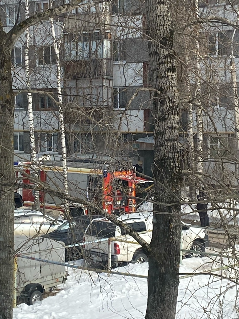 Сыктывкарцы: «Из подъезда валит дым, пожарные что-то пилят»