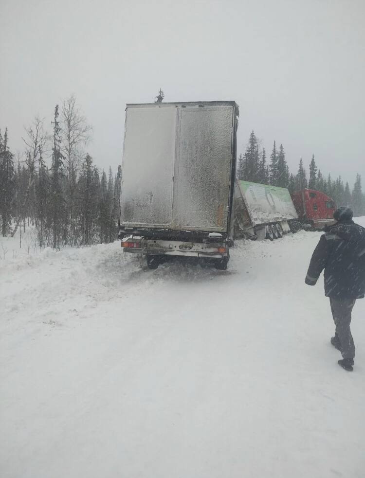 На трассе в Коми застряли фуры: «Нужна помощь, у водителей закончилась еда и вода»