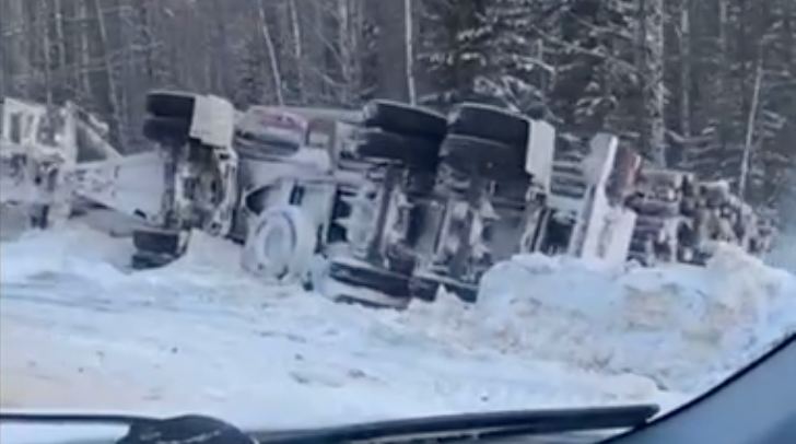 На трассе в Коми "Нива" на "встречке" влетела в лесовоз