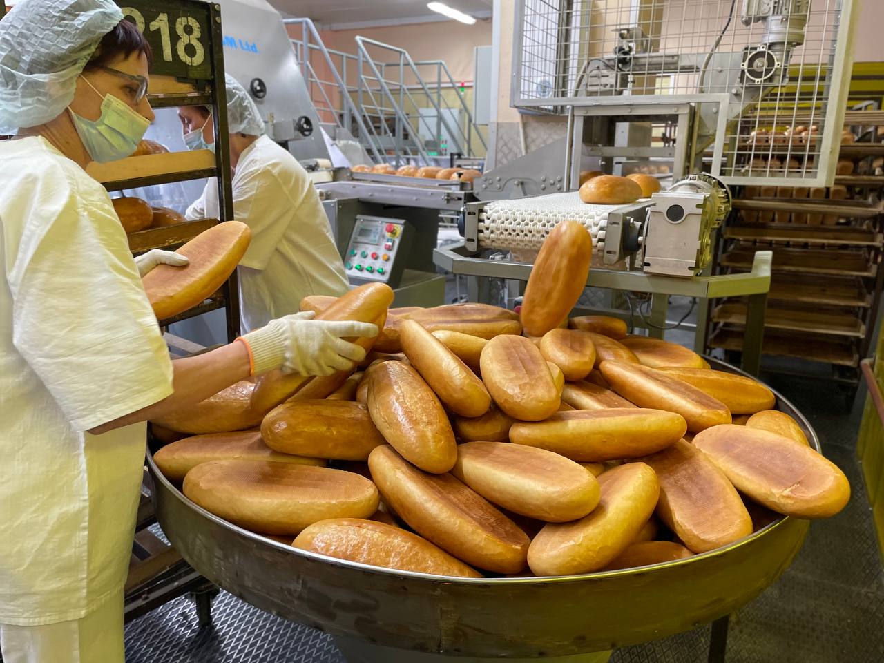 Фоторепортаж: как в Сыктывкаре готовят хлеб и что ждет местный завод в будущем