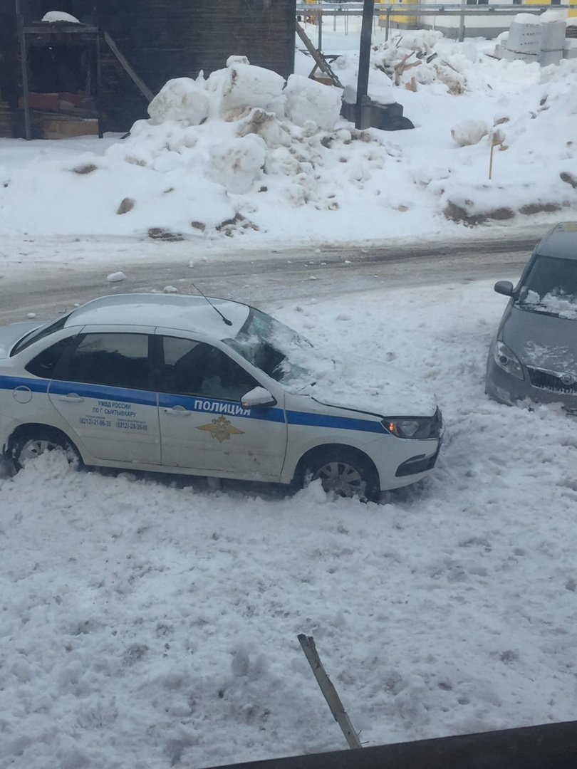 В Сыктывкаре снег упал с крыши и разбил полицейский автомобиль
