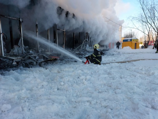 В Коми ночью полыхал торговый центр, который находился в жилом доме