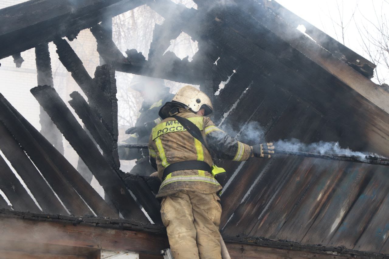 В Сыктывкаре полыхает деревянный дом