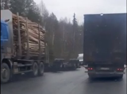 На трассе в Коми перевернулся прицеп с горбылем