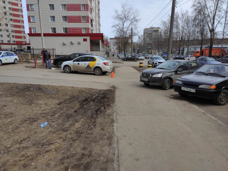 В Сыктывкаре 9-летний ребенок на самокате попал под такси