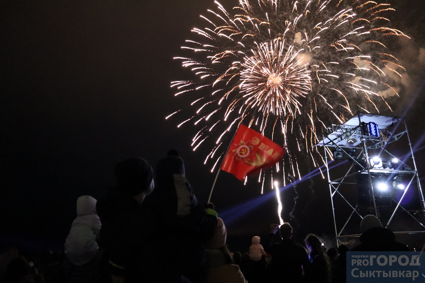 Огненное шоу под "металл" и праздничный салют: как завершился День Победы в Сыктывкаре