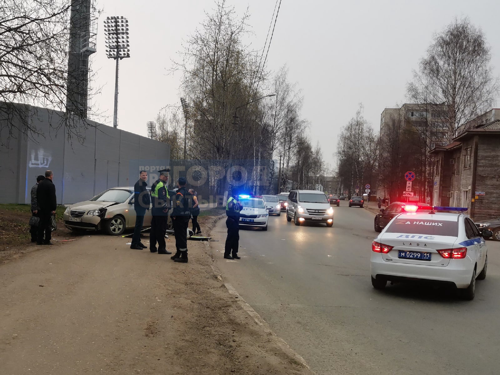 Появились подробности жесткого ДТП в Сыктывкаре: на женщину упал знак