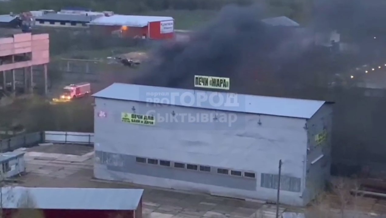 В Сыктывкаре засняли на видео пожар около торгового центра