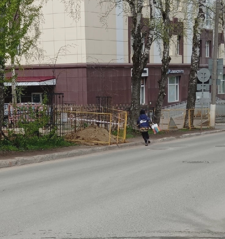 В Сыктывкаре дети ходят в школу по проезжей части, а рядом несутся машины