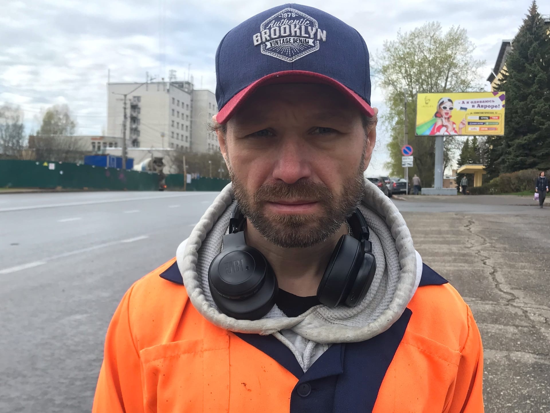 "Нормальный человек не мусорит": сыктывкарский дворник о работе, улицах и пьяных