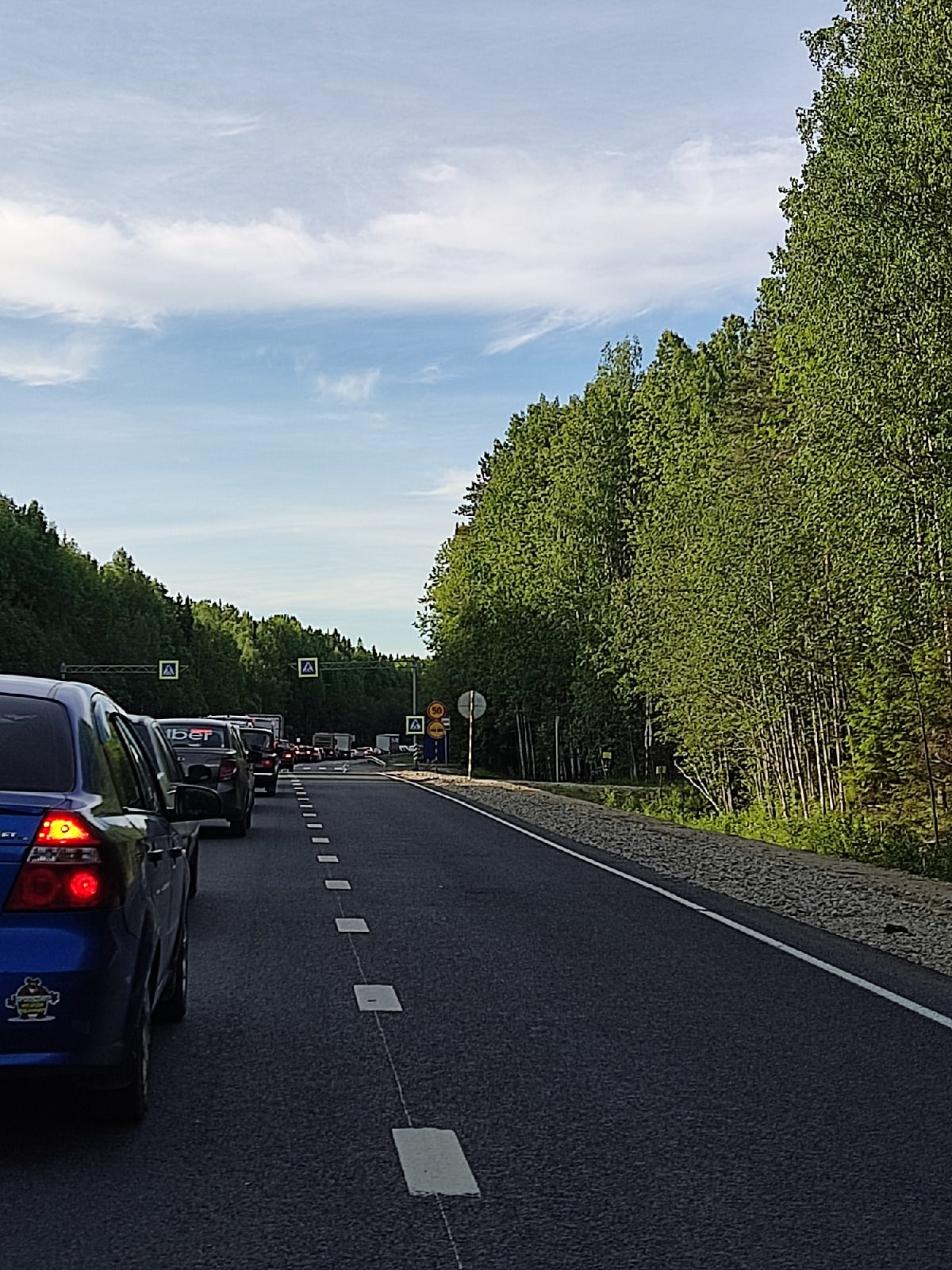 "Стояли в пробке 45 минут": сыктывкарцы жалуются на дорожный затор на трассе "Вятка"