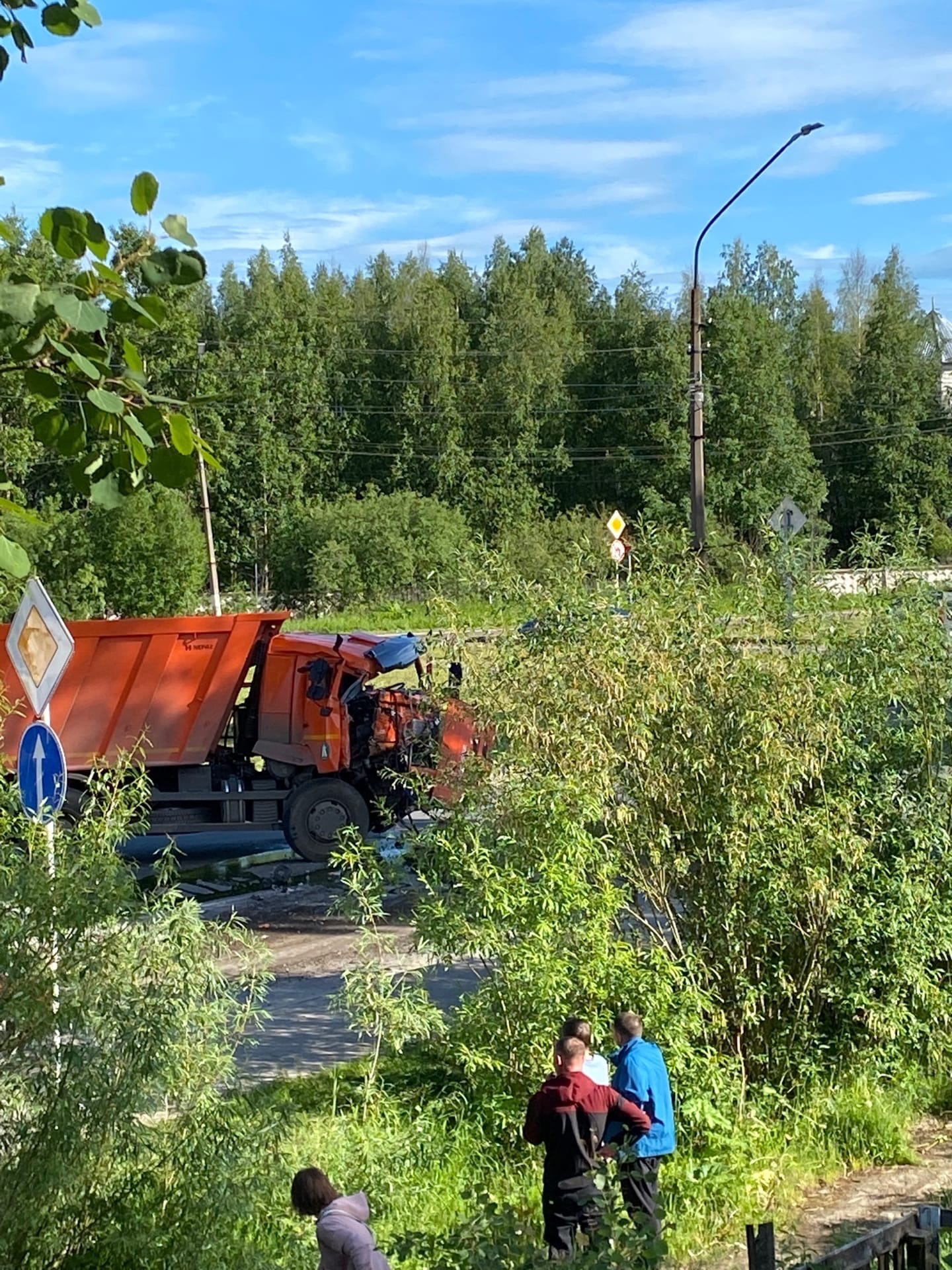 Автобус столкнулся с КамАЗом в Сыктывкаре: на месте два реанимационных автомобиля