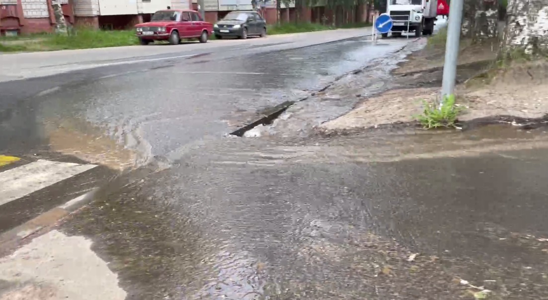 В Сыктывкаре затопило улицу: из-под земли вырвались мощные потоки воды