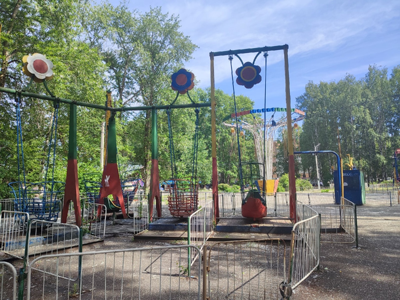 "Они пугают детей!": сыктывкарцы жалуются на заброшенные аттракционы в Кировском парке