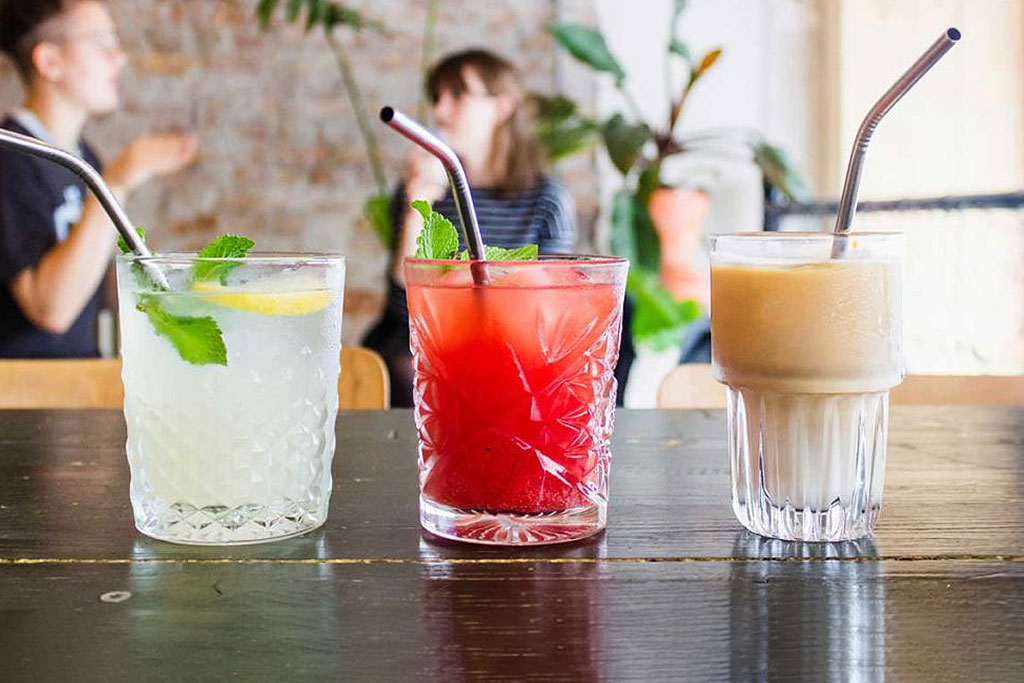 Врач назвал напиток, который обезвоживает в жару